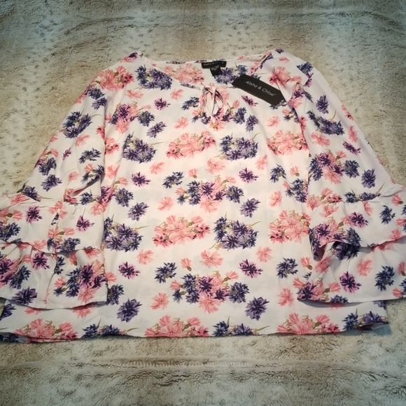 alisha & chloe Tops - Alisha & Chloe Floral Blouse w Ruffled Bell Sleeve
